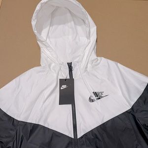 *new with tags* women’s medium nike raincoat
